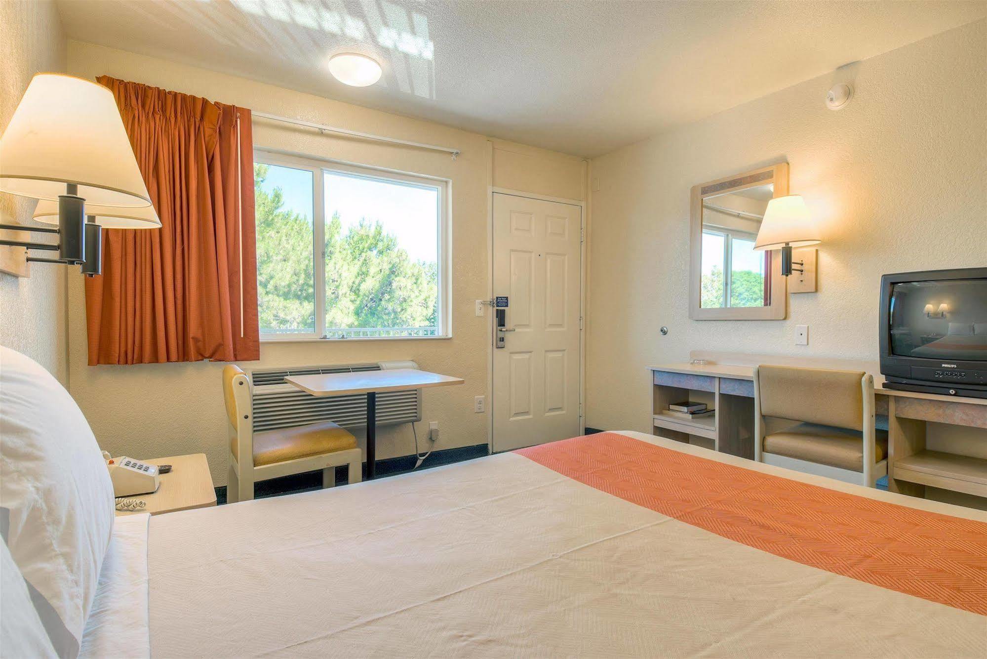 MOTEL 6-FONTANA, CA 2⋆ ::: CA, UNITED STATES ::: COMPARE HOTEL RATES